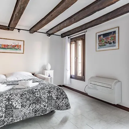 The Red Door Apartment Venice